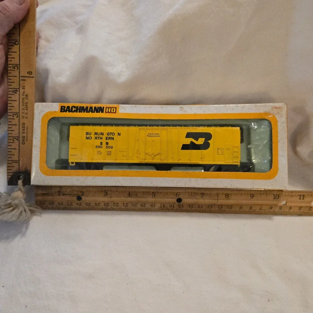 VTG Bachmann 51 Reefer Burlington Northern Yellow HO Scale Train Car 43 1009 03